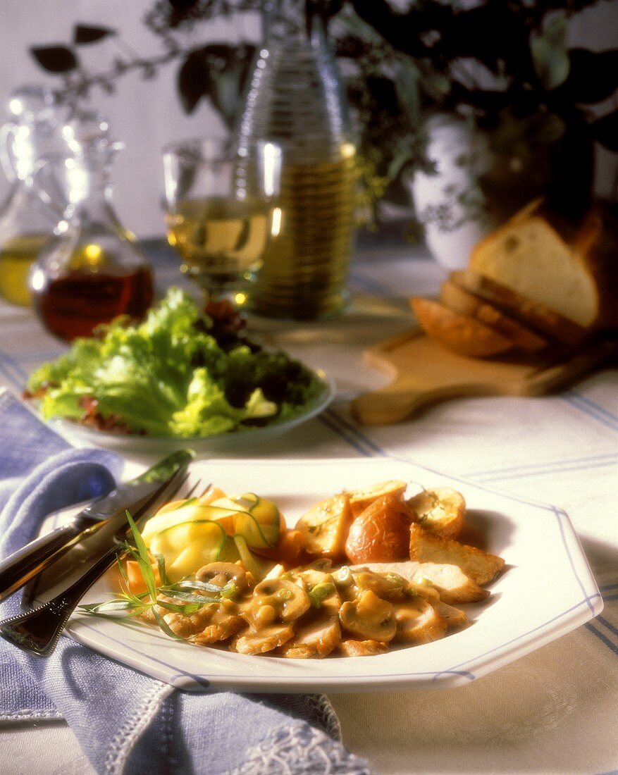 Putenscheiben mit Pilzsauce und Bratkartoffeln; Salat, Brot