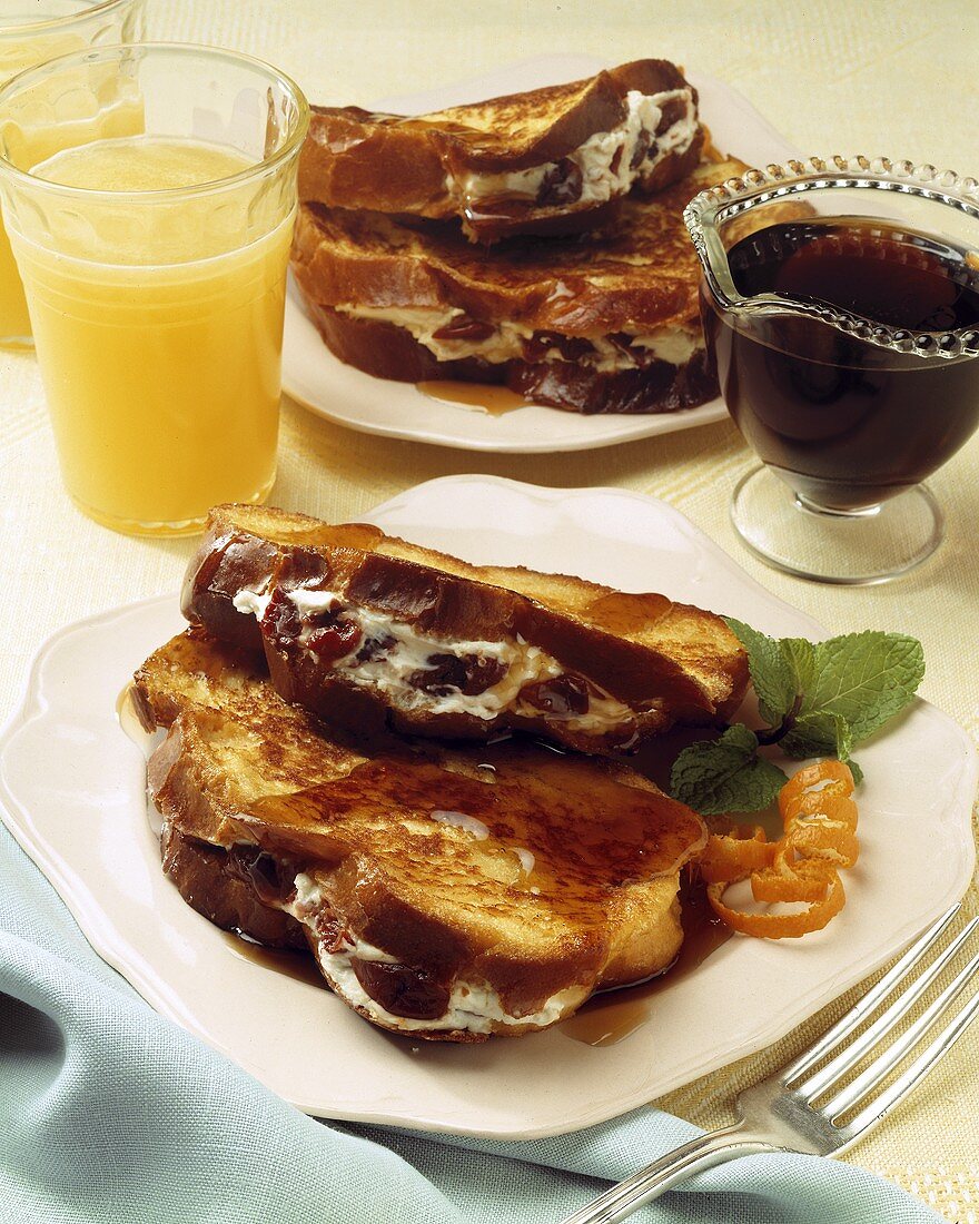 Toasts gefüllt mit Kirschenquark; Orangensaft; Ahornsirup