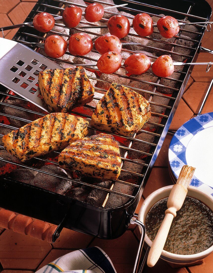 Schwertfischfilets und Kartoffelspiesse auf dem Grill