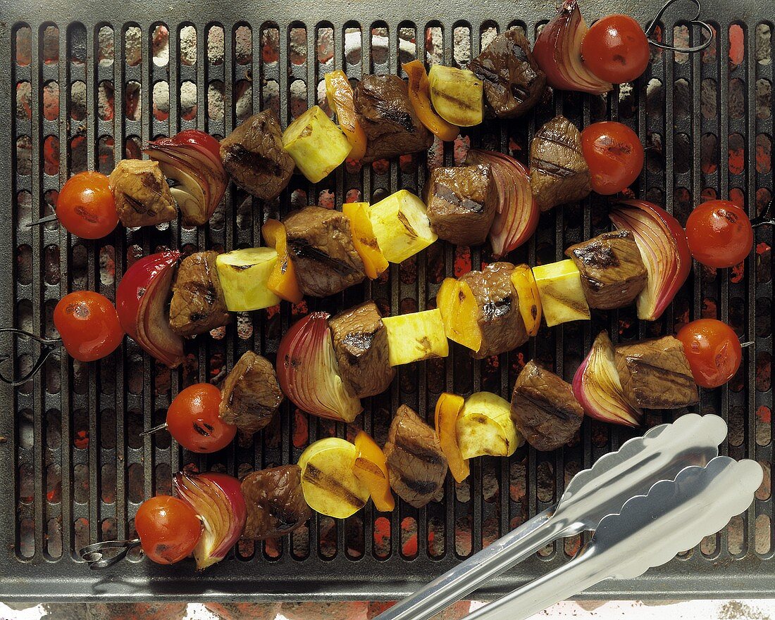 Rindfleischspiesse mit Tomaten, Kürbis, Zwiebeln auf Grill