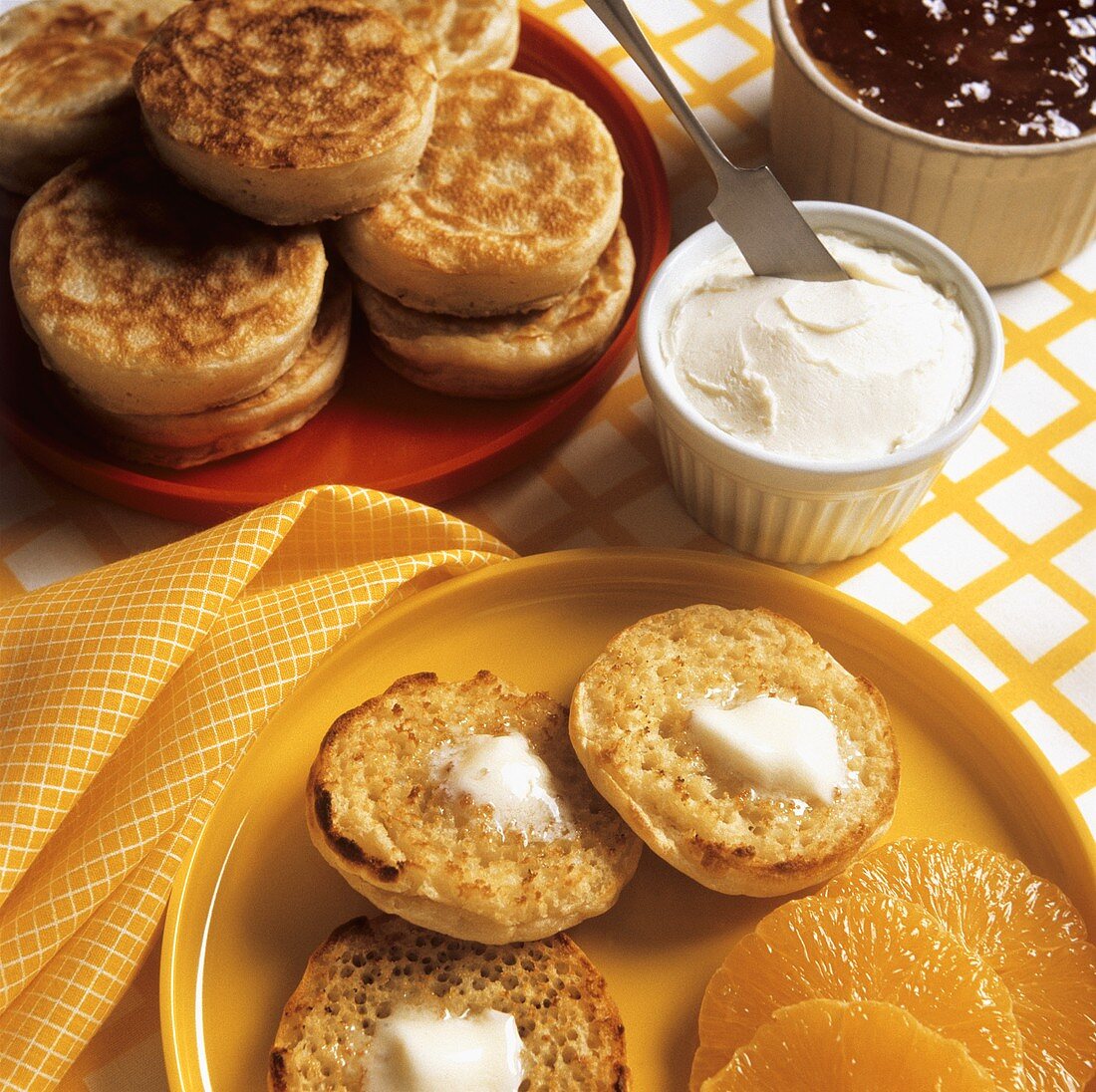 Getoastete Brötchen mit Butter und Orangenfilets; Marmelade