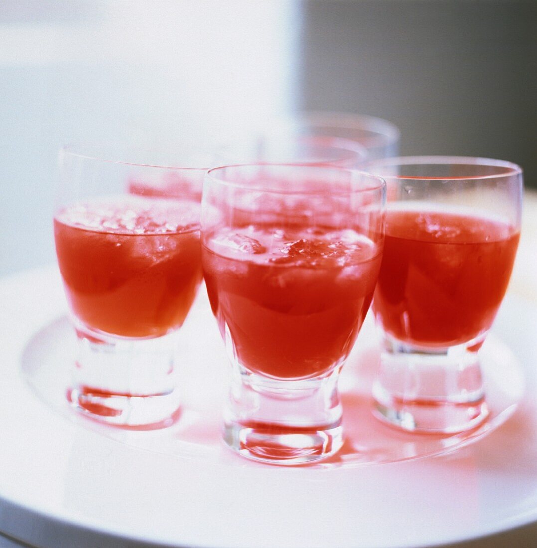 Eiskalter Fruchtsaft in Gläsern
