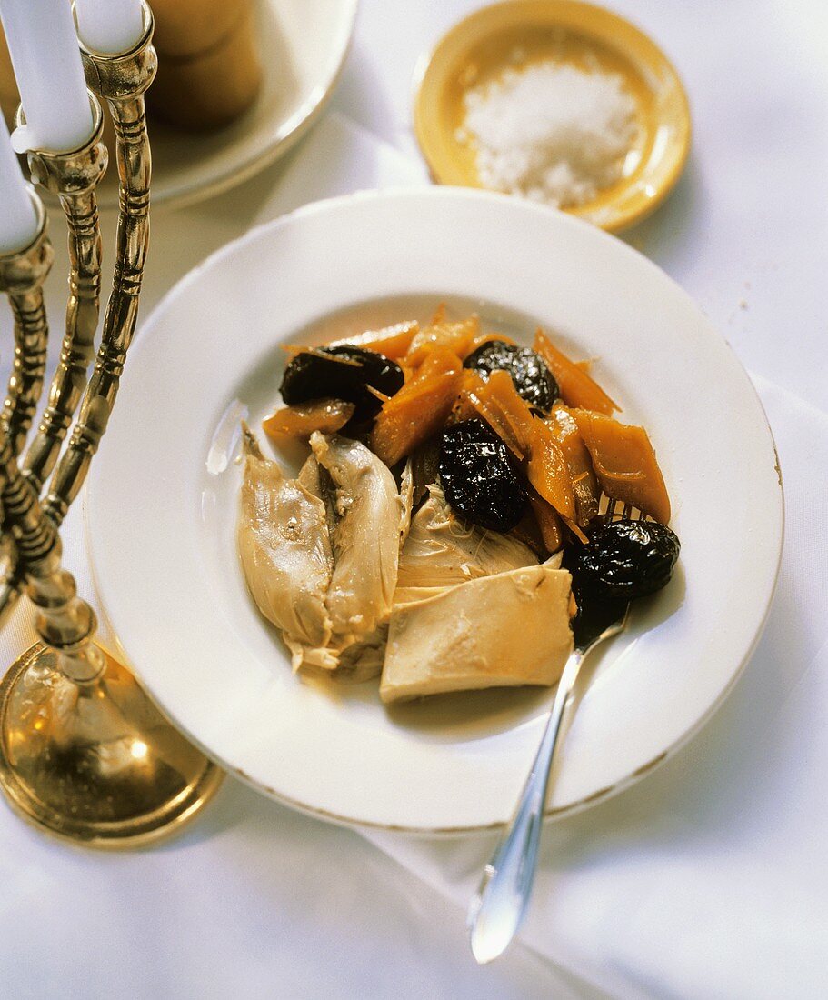 Huhn mit Karotten und Dörrpflaumen (jüd. Chanukka-Gericht)