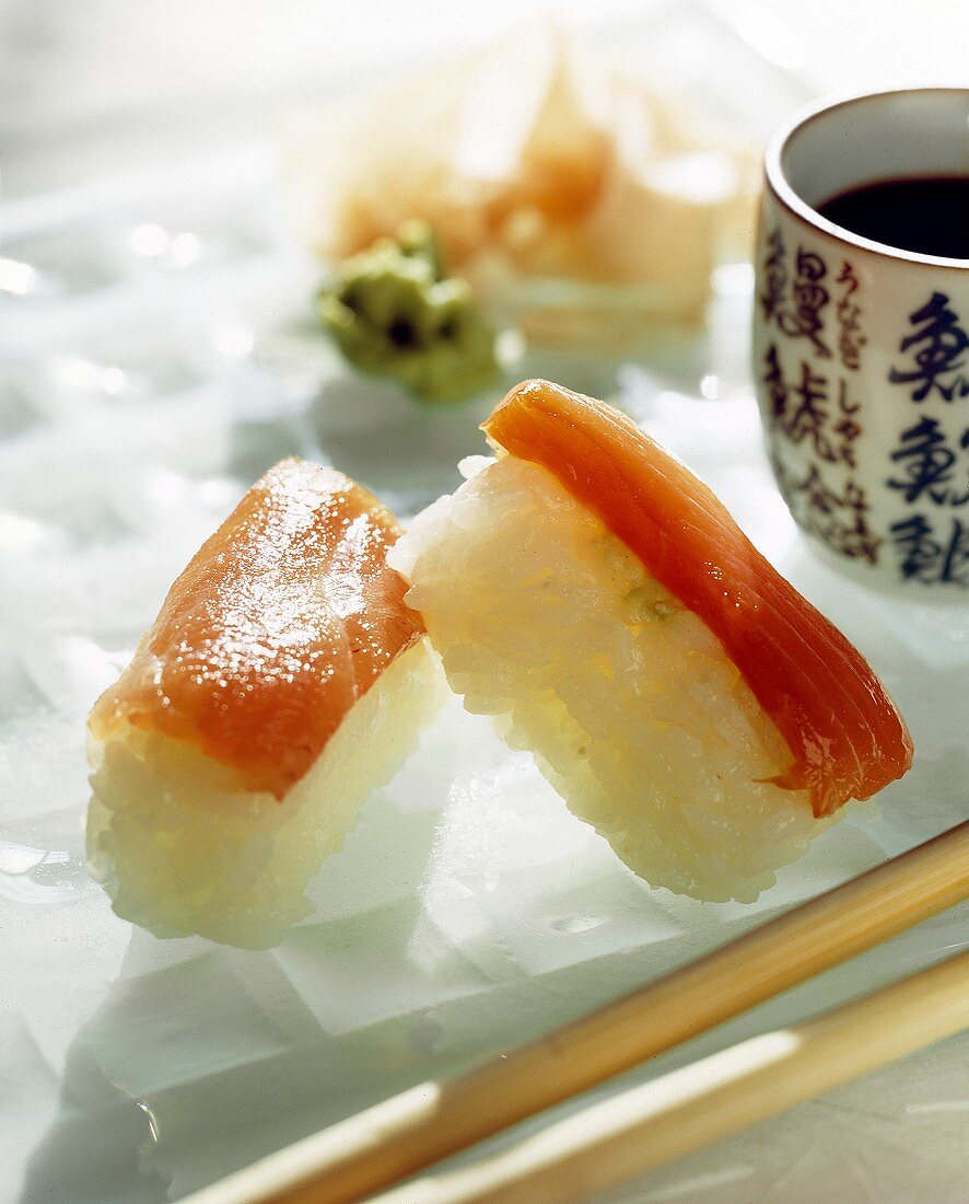 Handgeformte Sushi (Nigiri-Sushi) mit Lachs