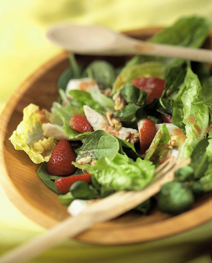Blattsalat mit Hähnchen, Erdbeeren und … – Bilder kaufen – 621724 StockFood