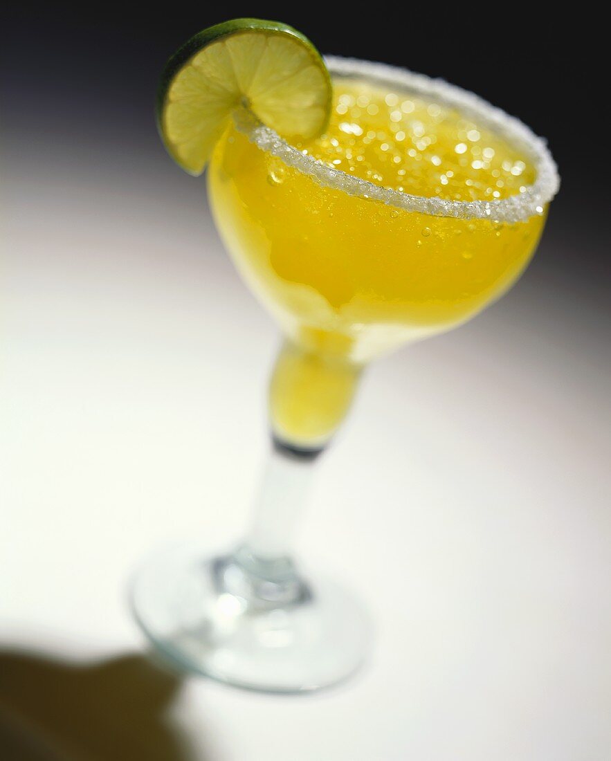 Margarita im Glas mit Salzrand und Limettenscheibe