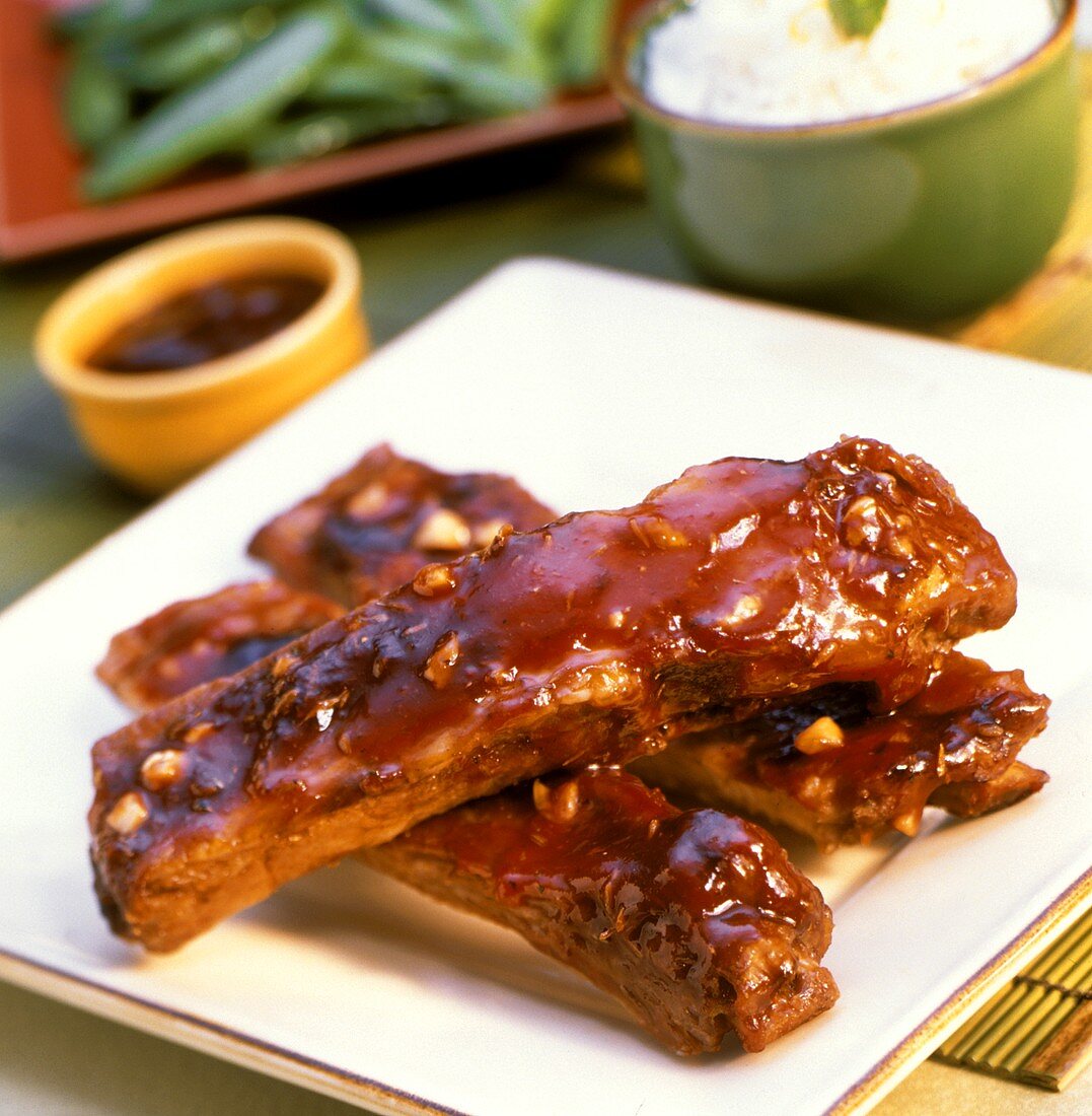 Spareribs mit Teufelssauce auf weisser Platte