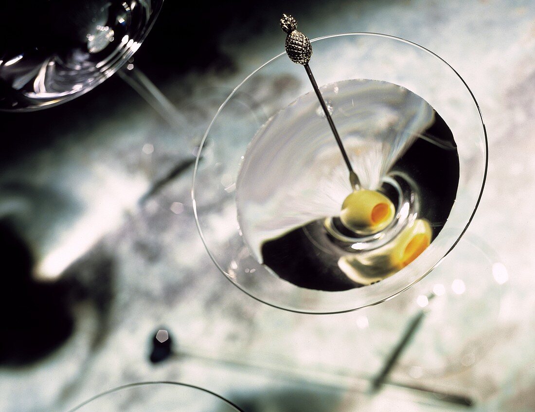 Martini mit grüner Olive im Glas (von oben)