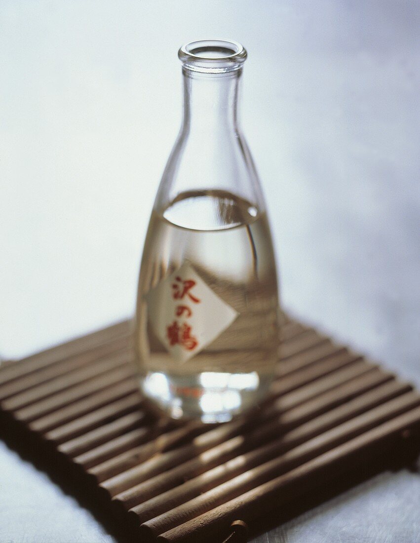 Sake in einer asiatischen Flasche