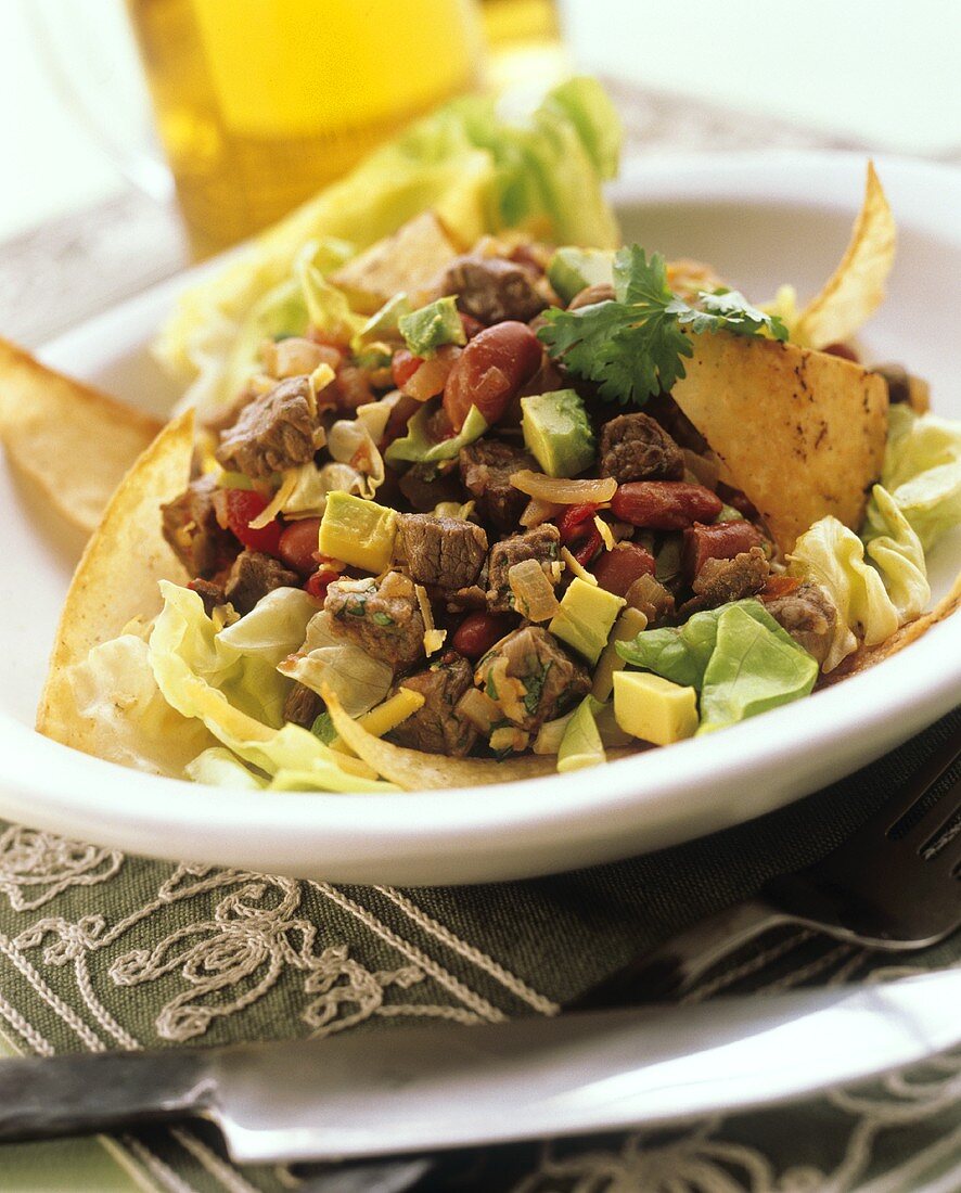 Mexikanischer Rindfleischsalat mit Chili, Bohnen und Tacos