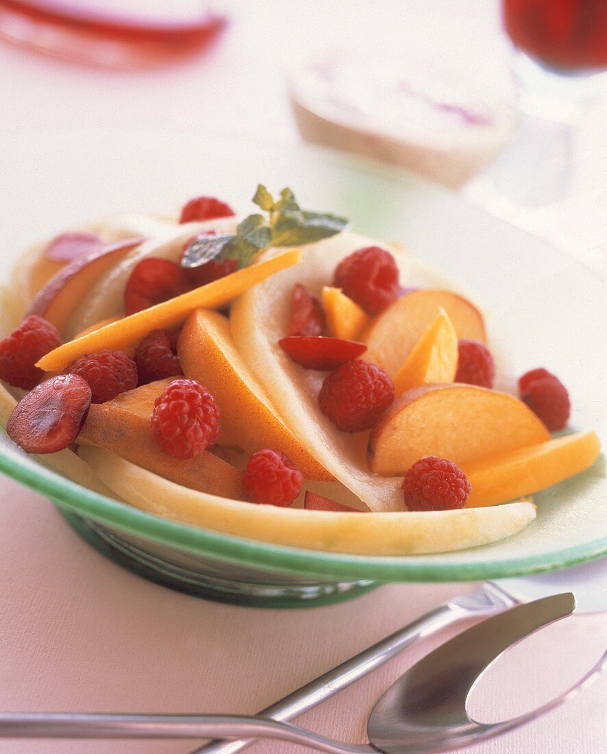 Früchtesalat mit Pfirsich und Beeren