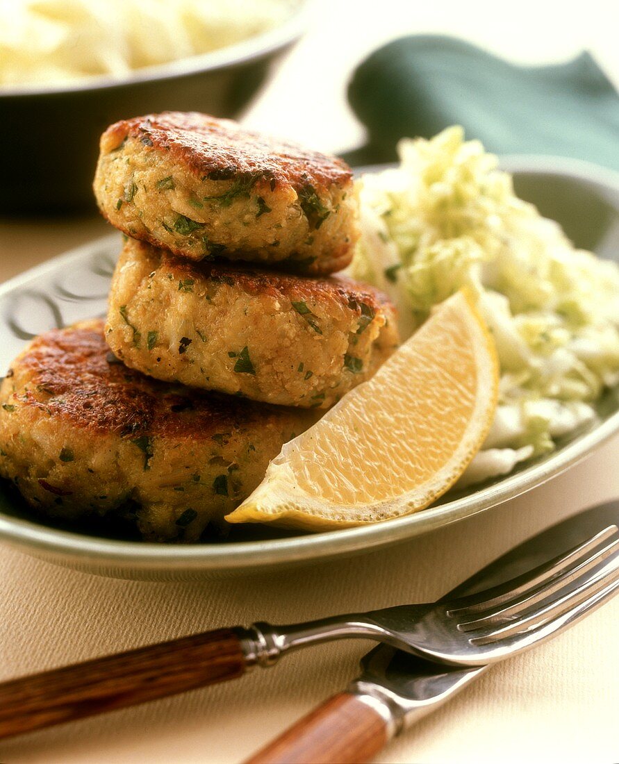 Krebsfleisch-Bratlinge mit Kohlsalat