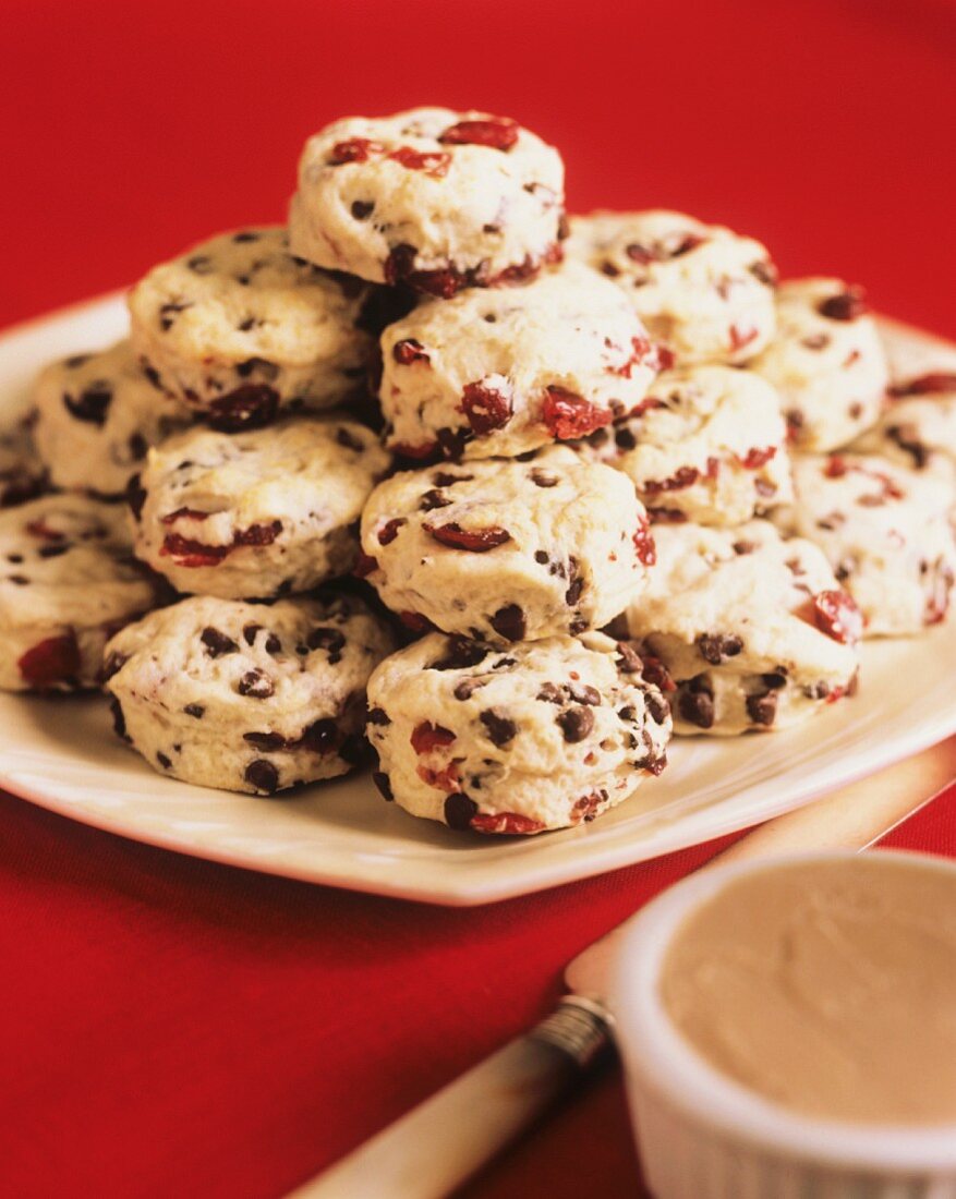 Helle Chocolate Chip Cookies mit Cranberry