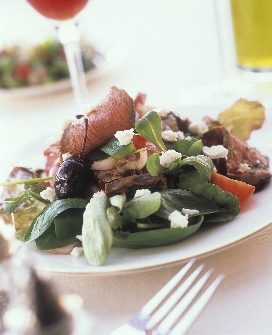 Griechischer Salat mit Roastbeef