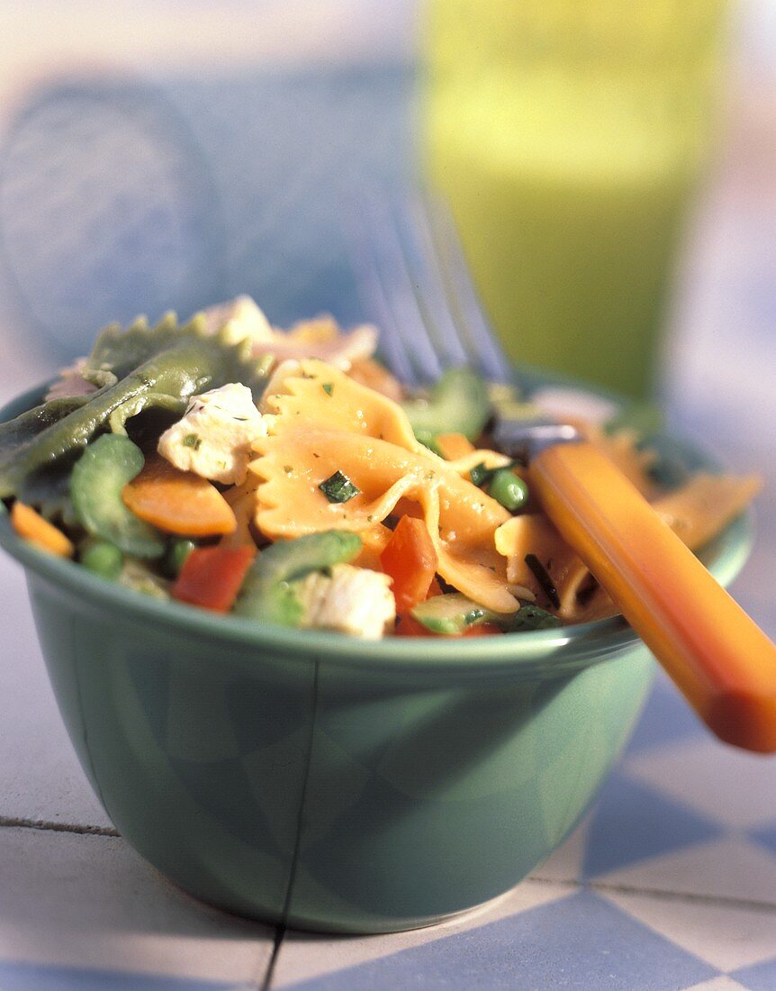 Farfalle-Salat mit Gemüse und Hähnchen