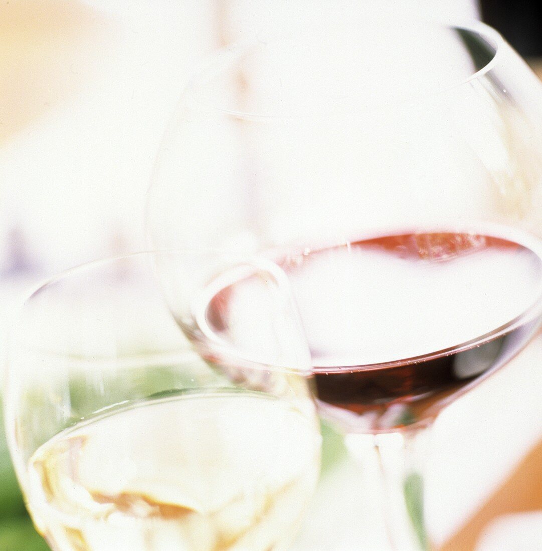 Glas Rotwein und Weißwein