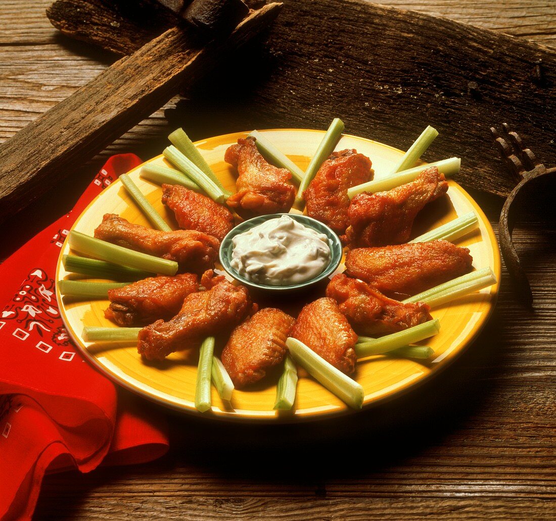 Buffalo Chicken Wings mit Staudensellerie und Mayonnaise