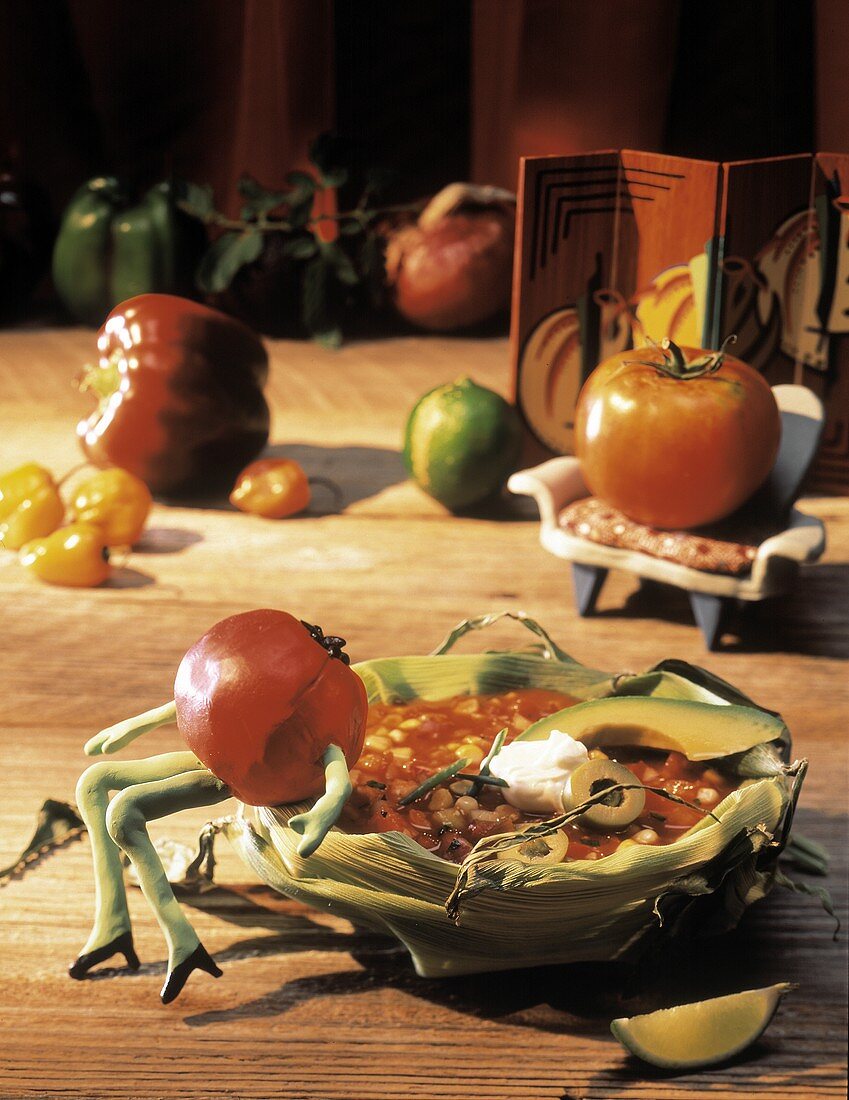 Gazpacho in einem Maisblattteller mit Tomatenfigur