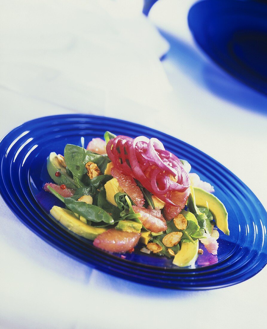 Spinatsalat mit Avocado und rosa Grapefruit