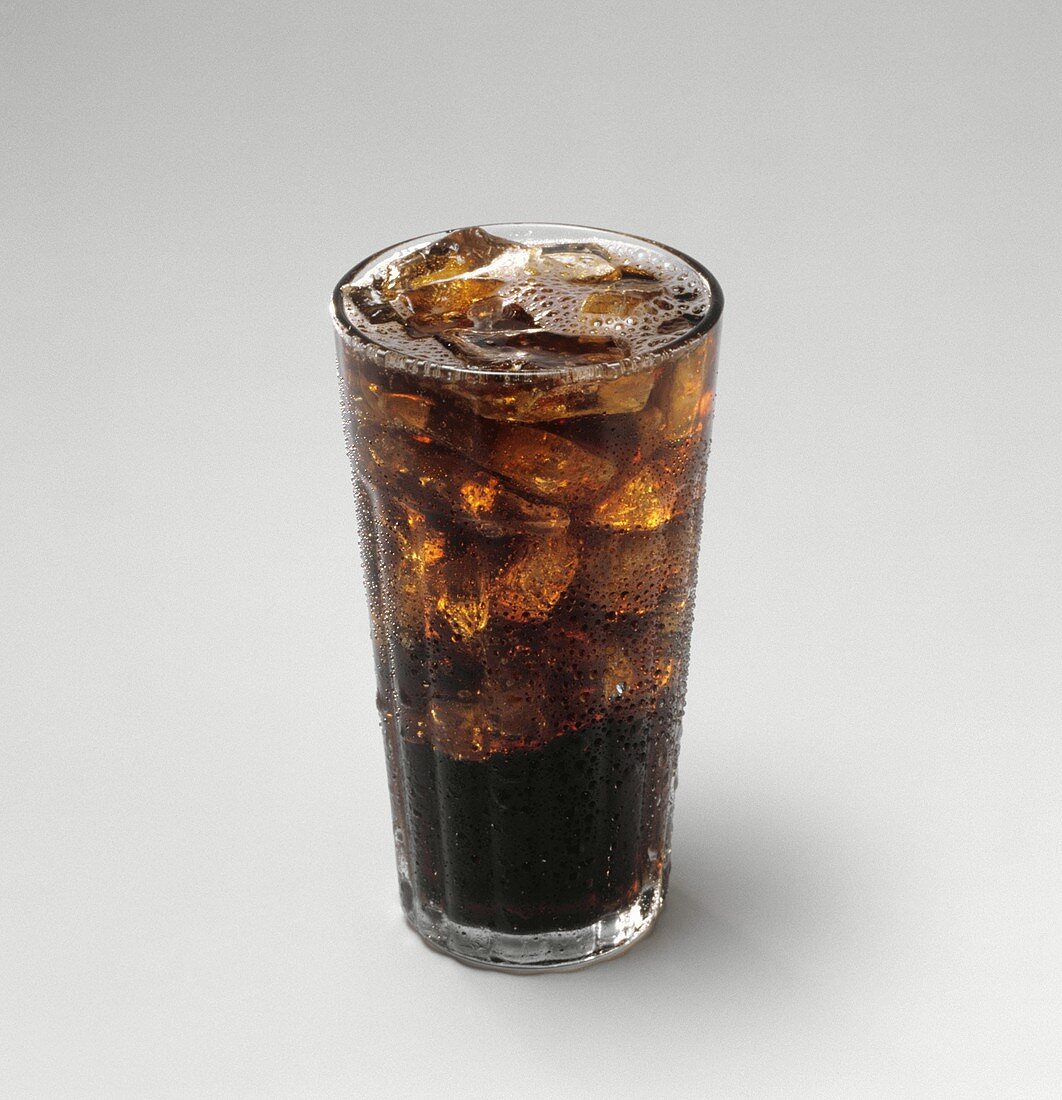 Ein Glas Cola mit Eiswürfeln