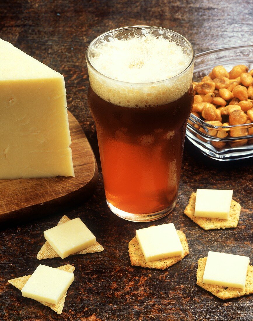 Käse und Cracker mit einem Glas Bier