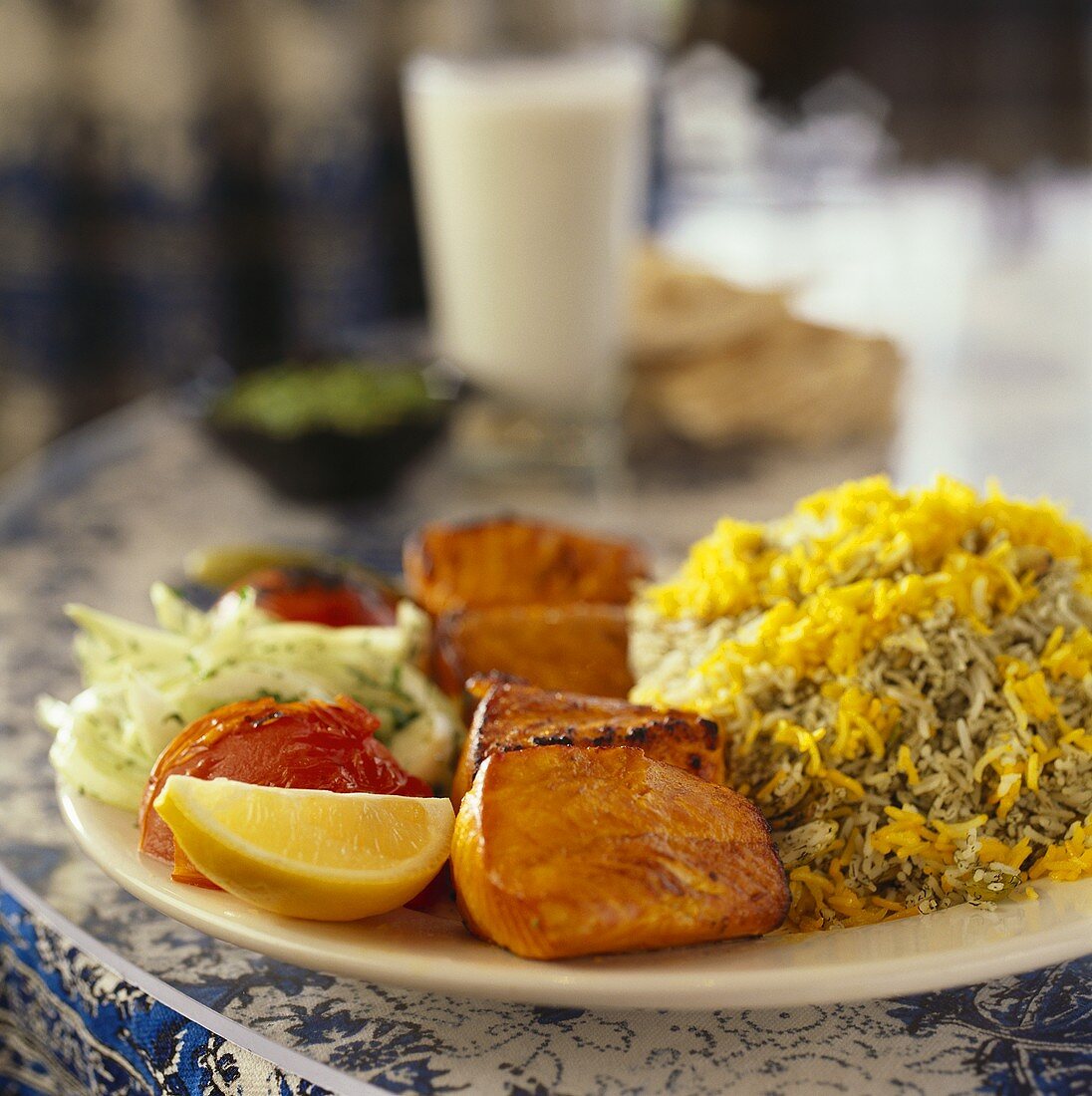Gegrillter Lachs mit Reis und Gemüse aus dem Orient