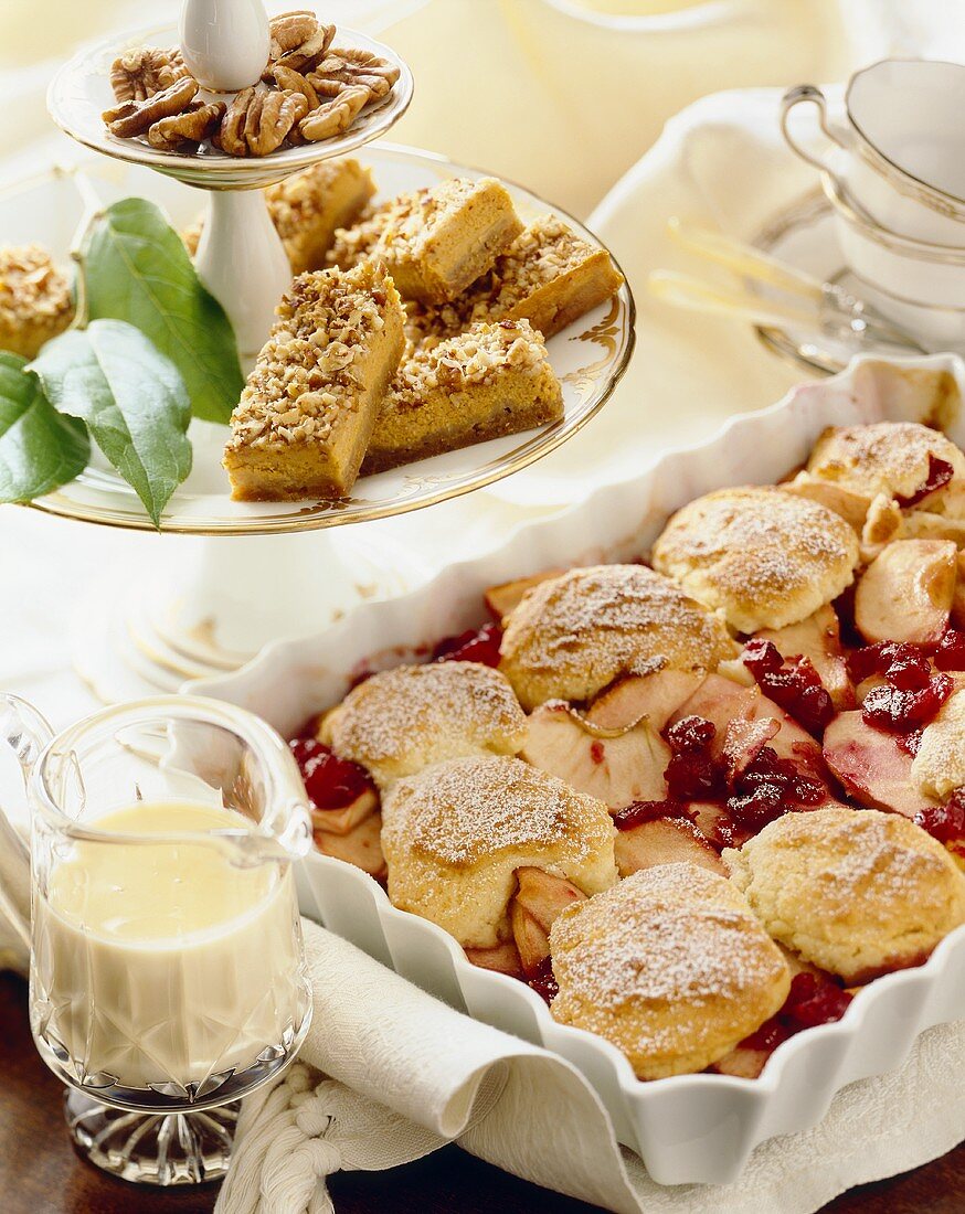 Apfel-Cranberry-Auflauf, Vanillesauce und Nussschnitten