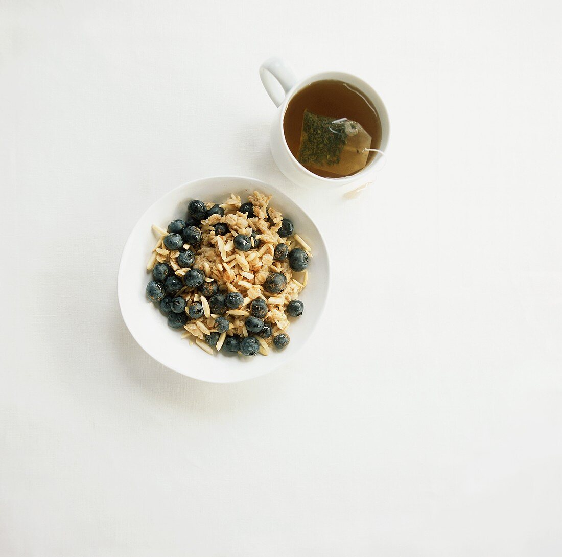 Müsli mit Heidelbeeren und Tasse Tee