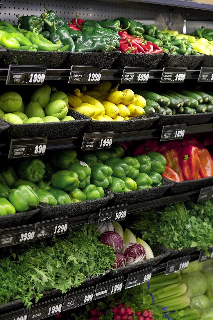 Gemüseabteilung im Supermarkt mit Preisschildern (USA)