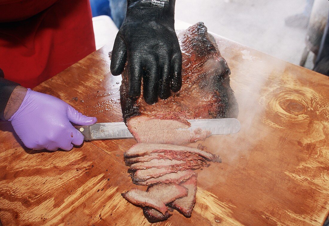 Rinderbrust (26 Std. langsam gegrillt) aufschneiden