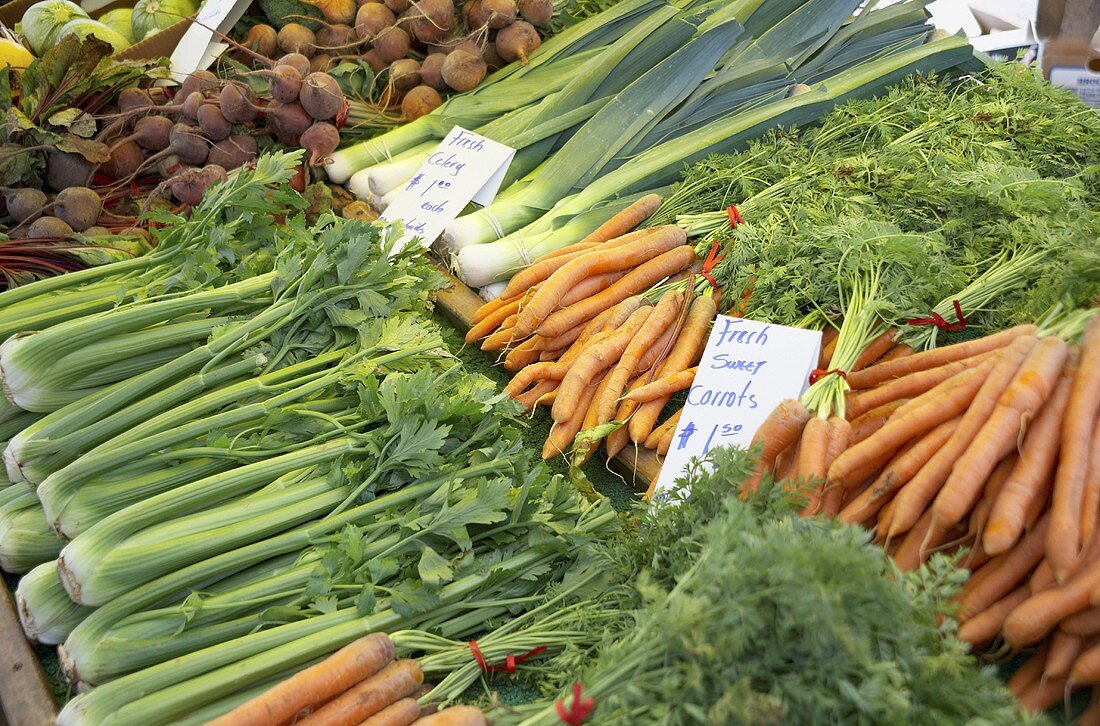Frisches Gemüse auf einem Bauernmarkt (USA)