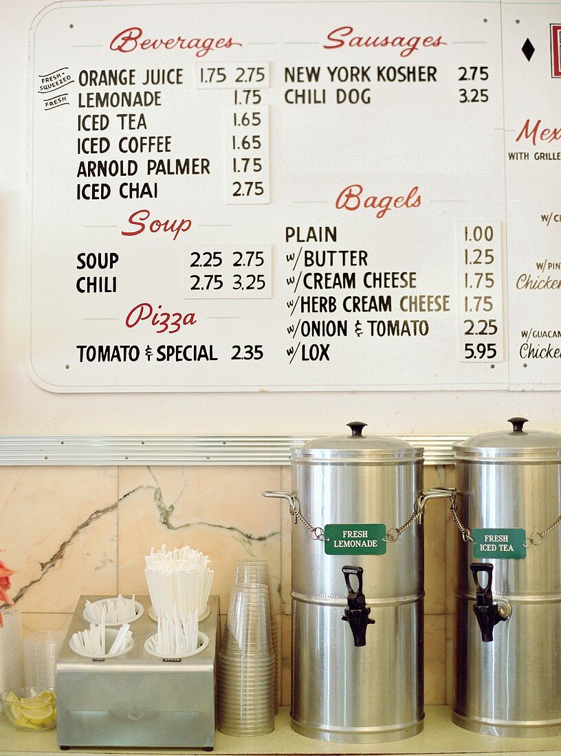 Speisekarte und Getränkespender in einem Restaurant (USA)