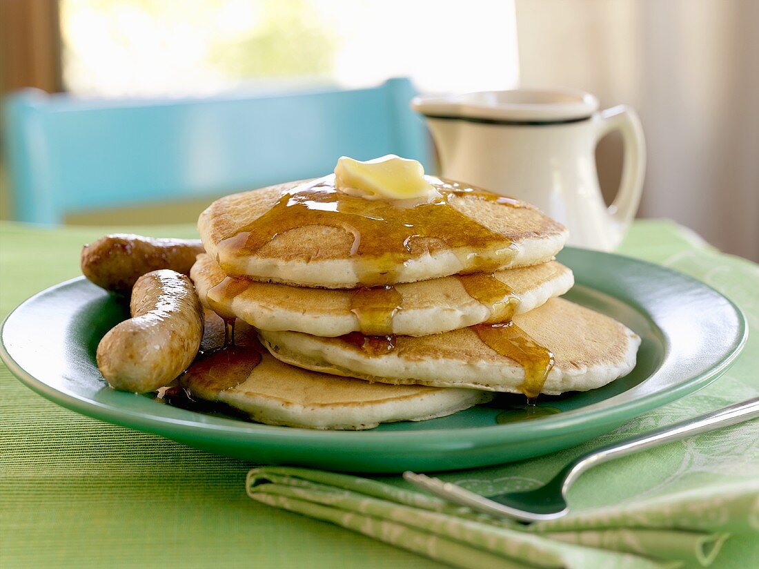 Pancakes mit Ahornsirup und Butter und Bratwürstchen (USA)