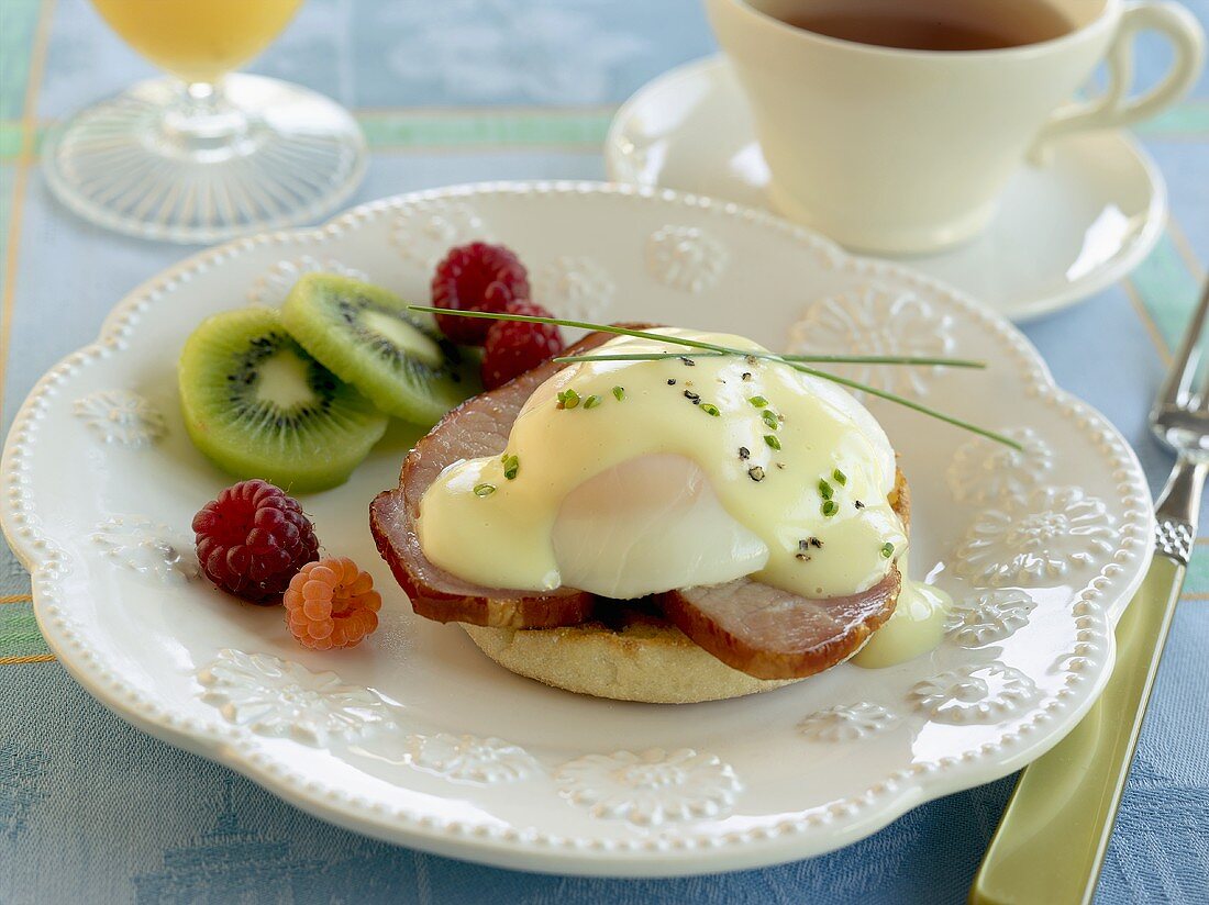 Frühstück mit English Muffin, Schinken, Ei, Obst, Tee (USA)