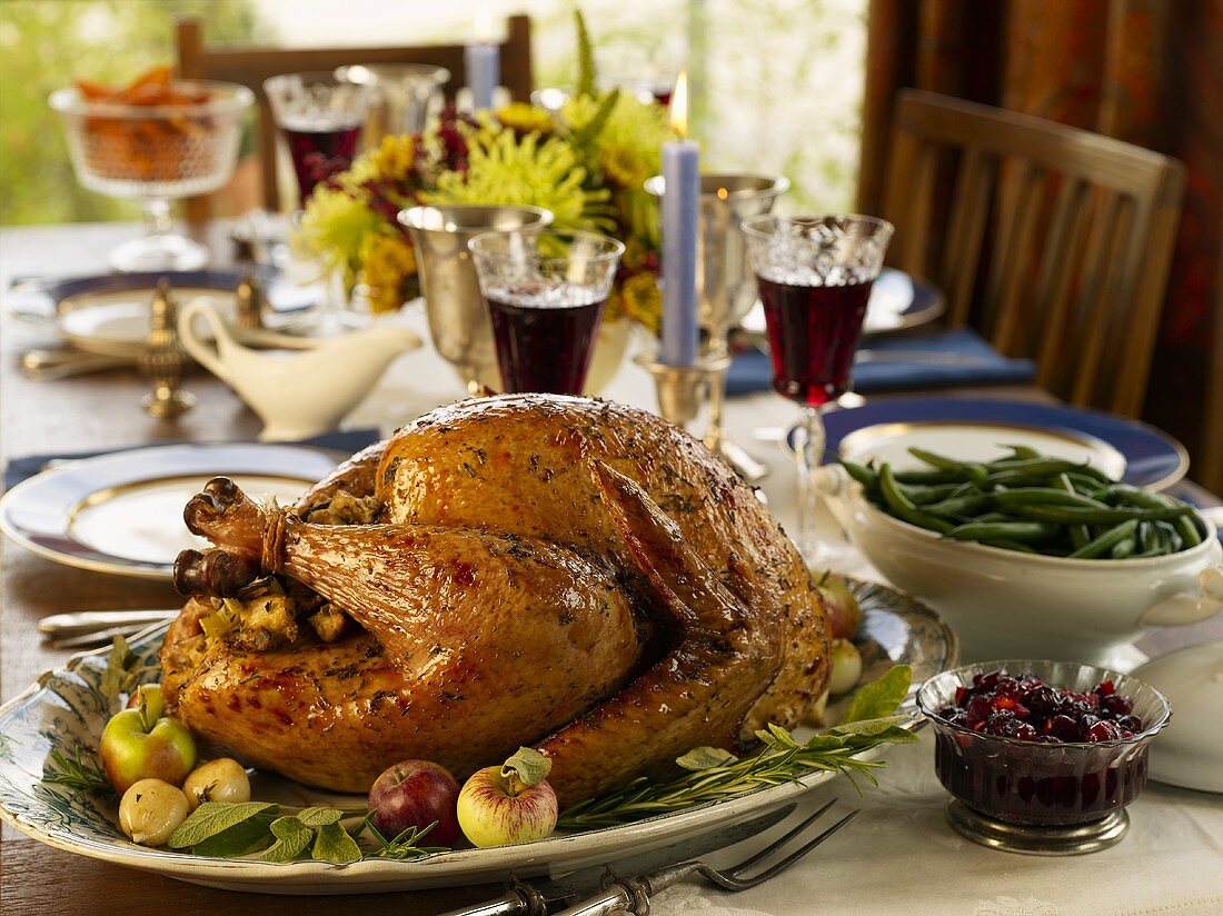 Gebratener Turkey und Beilagen auf gedecktem Tisch (USA)