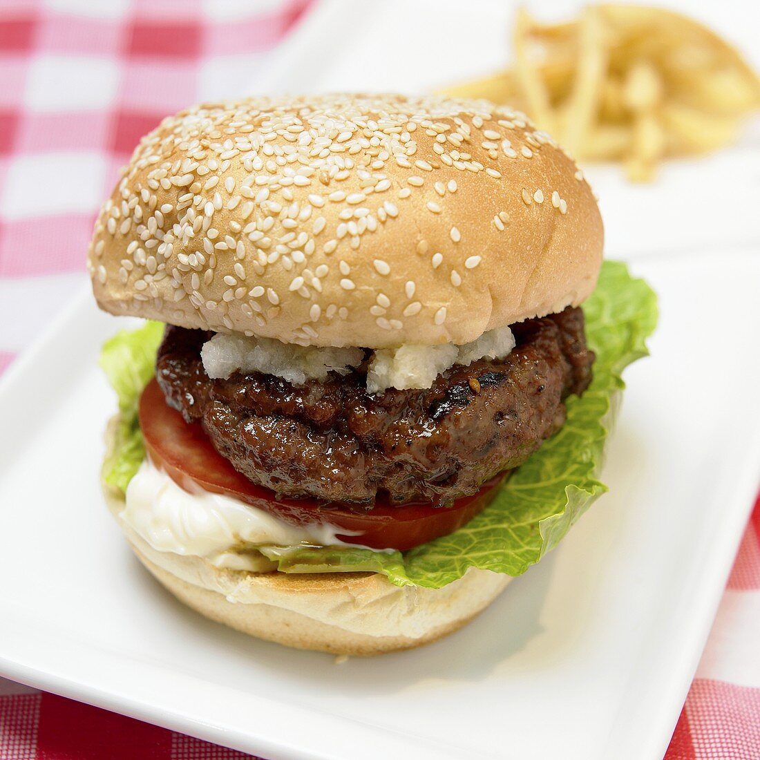 Hamburger mit Tomate, Salatblatt, Mayonnaise und Meerrettich