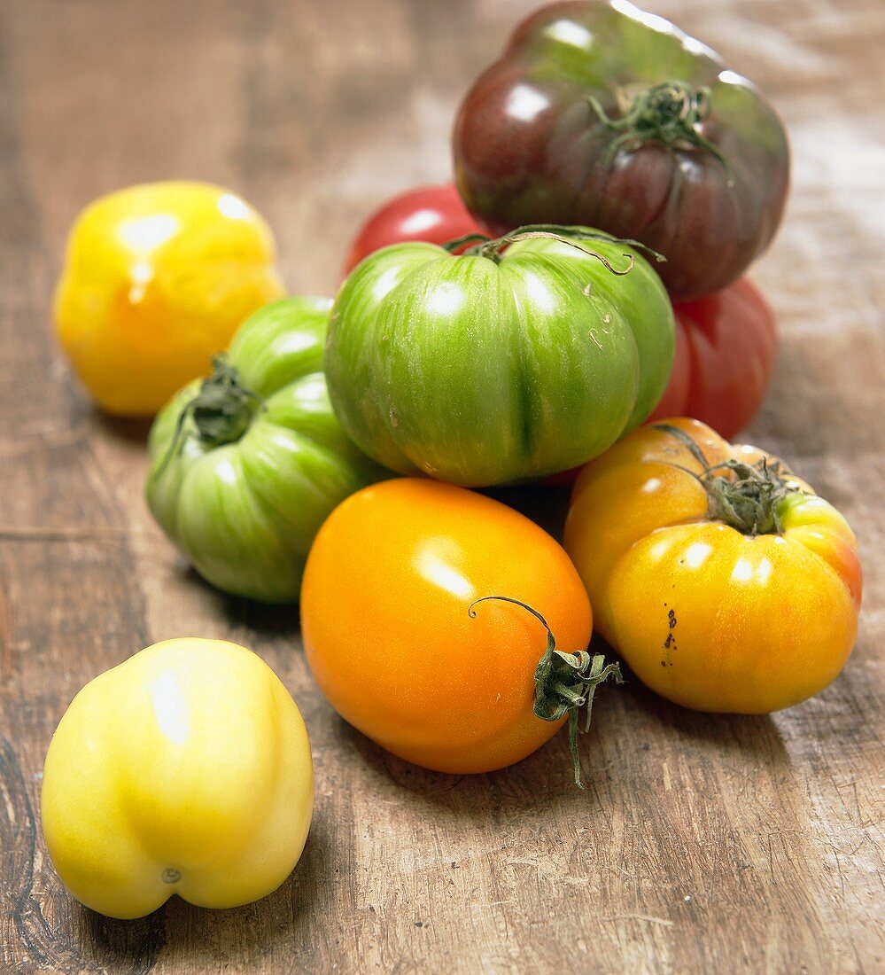 Verschiedene Heirloom Tomaten auf Holzuntergrund