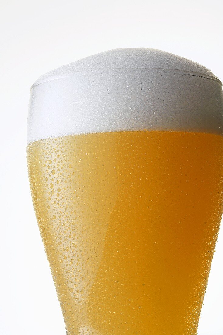 Glas kaltes helles Bier (Ausschnitt)