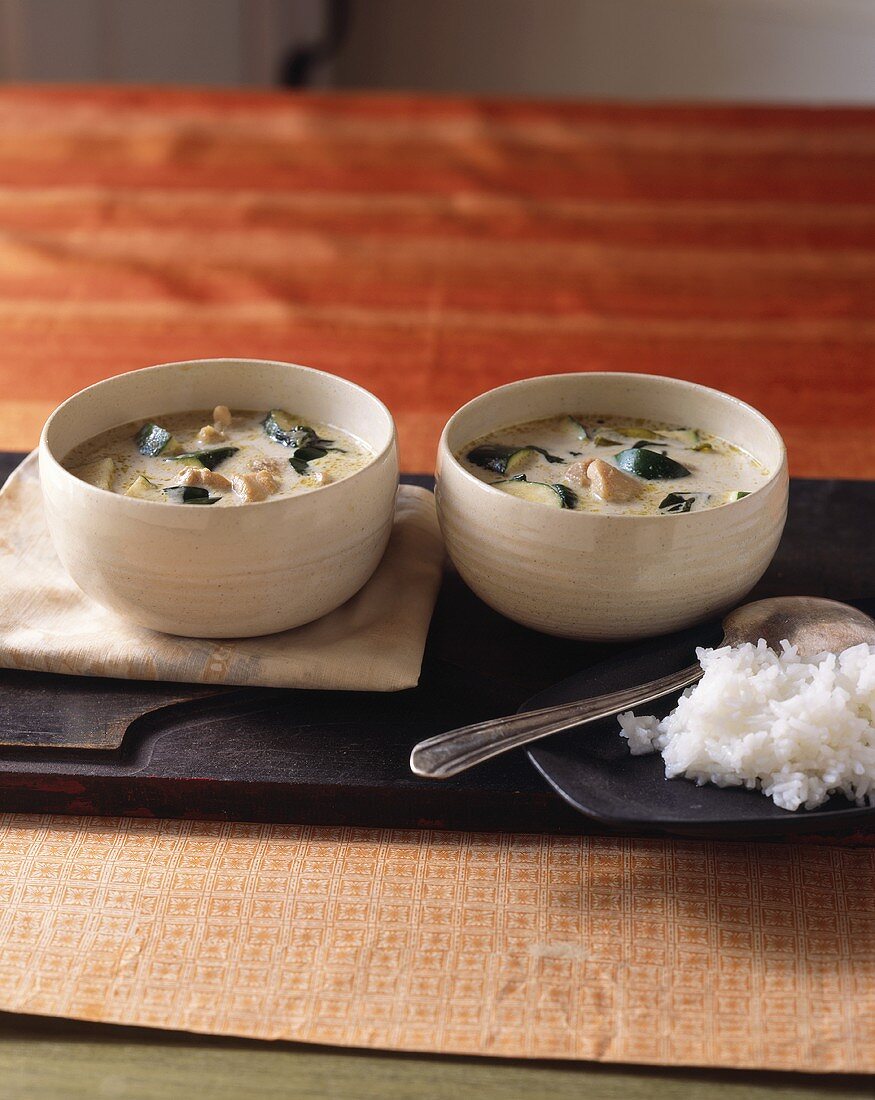 Gaeng kiow wahn gai (Hühnercurry mit Zucchini, Thailand)