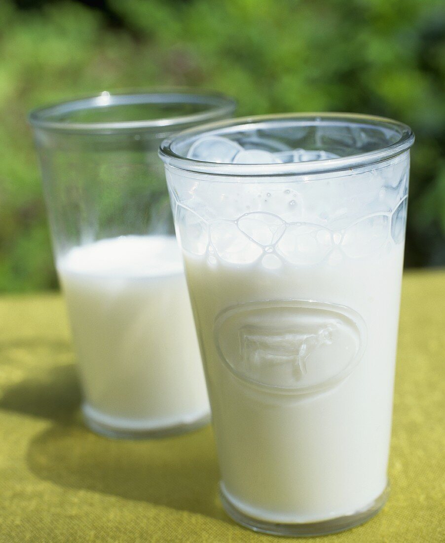 Milch in zwei Gläsern