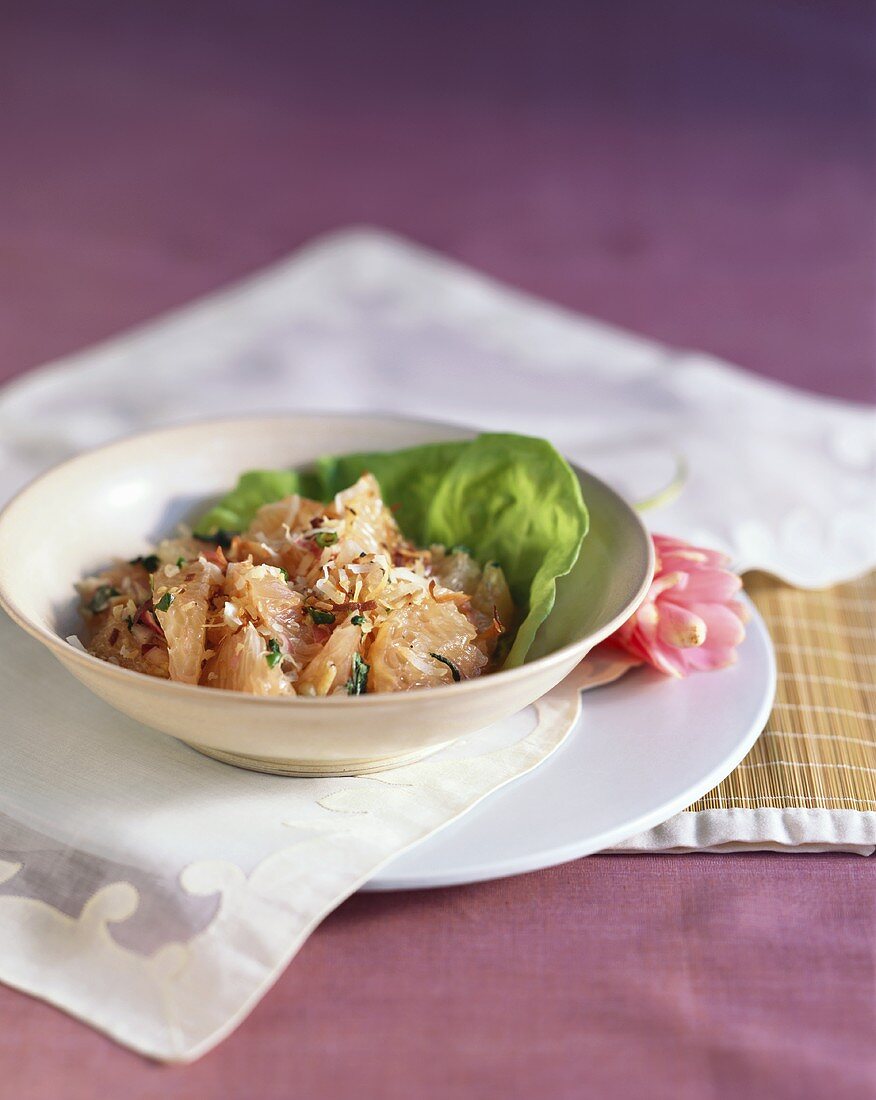 Grapefruitsalat mit gerösteten Kokosraspeln (Thailand)