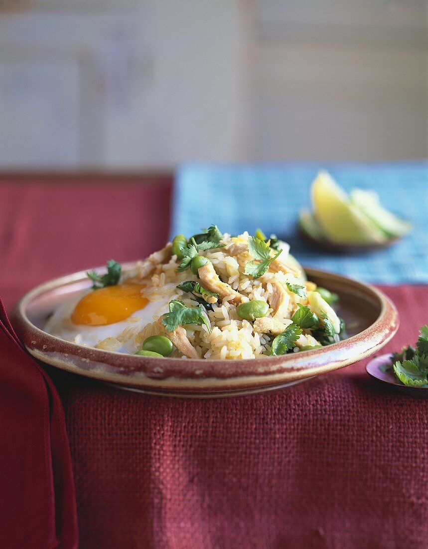 Kao Pad (Thai Reispfanne mit Hähnchen, Gemüse und Spiegelei)