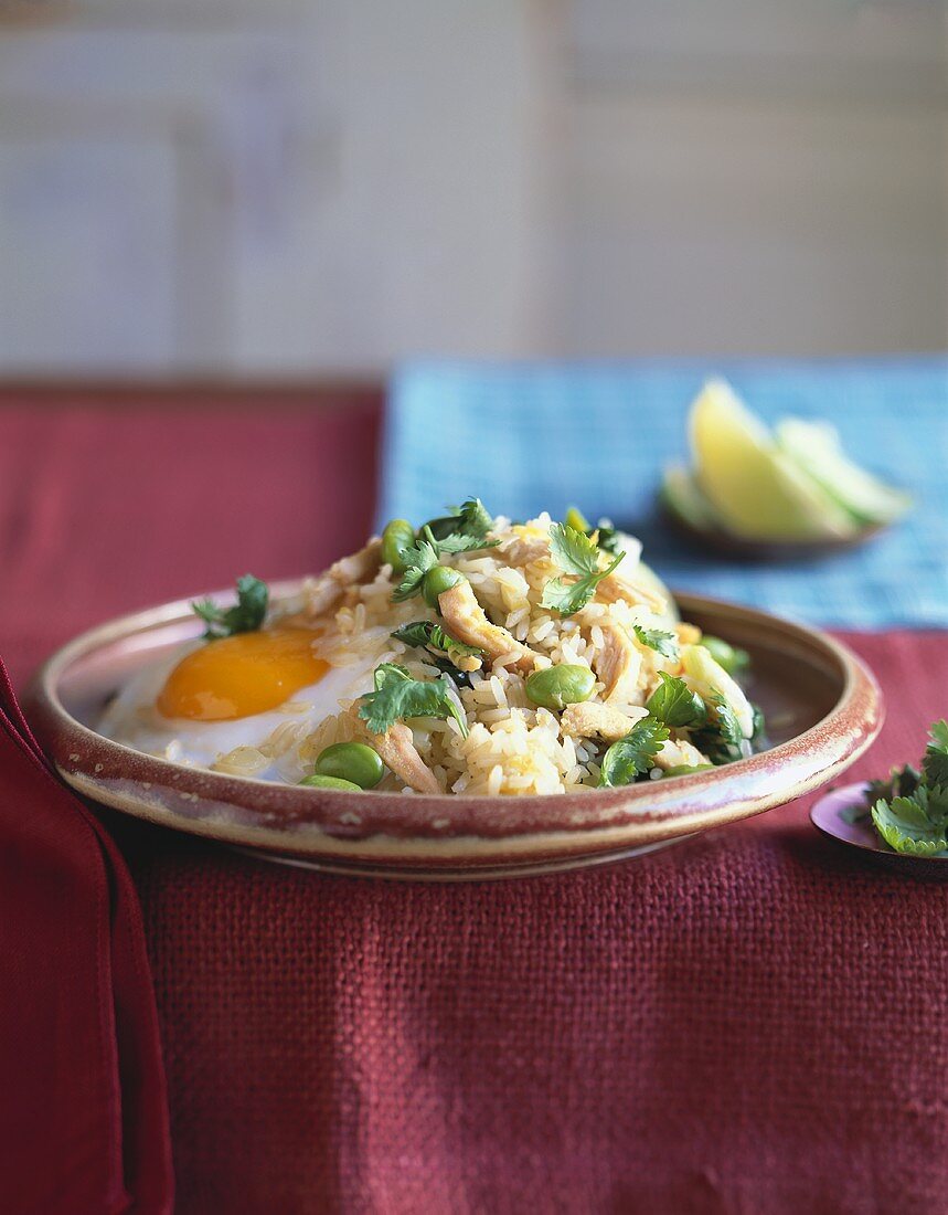 Kao Pad (Thai fried rice with chicken, vegetables & fried egg)