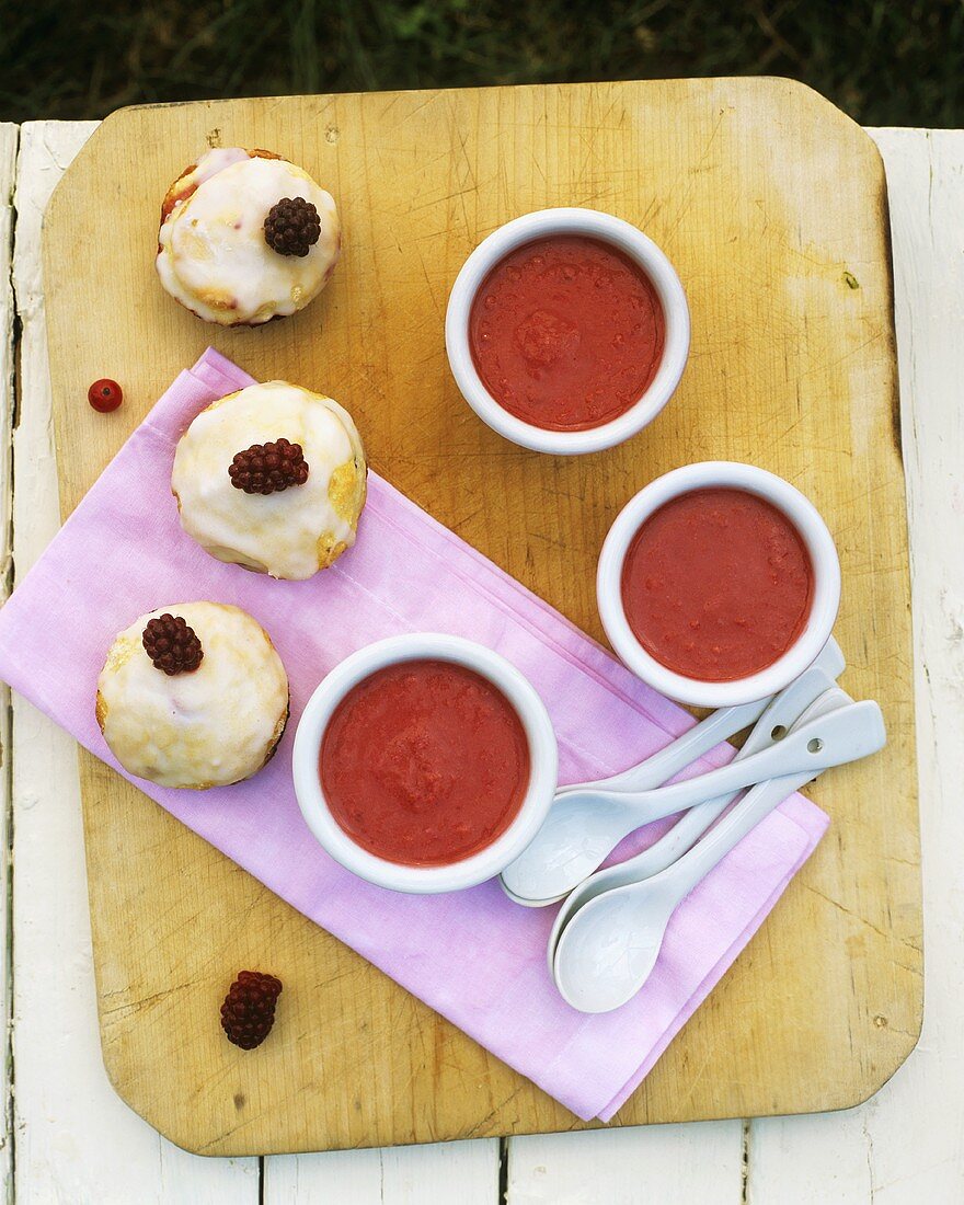 Raspberry soup with small pastries