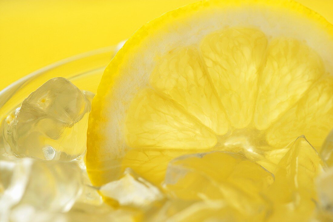 Limonade mit Eiswürfeln und Zitronenscheibe (Close Up)