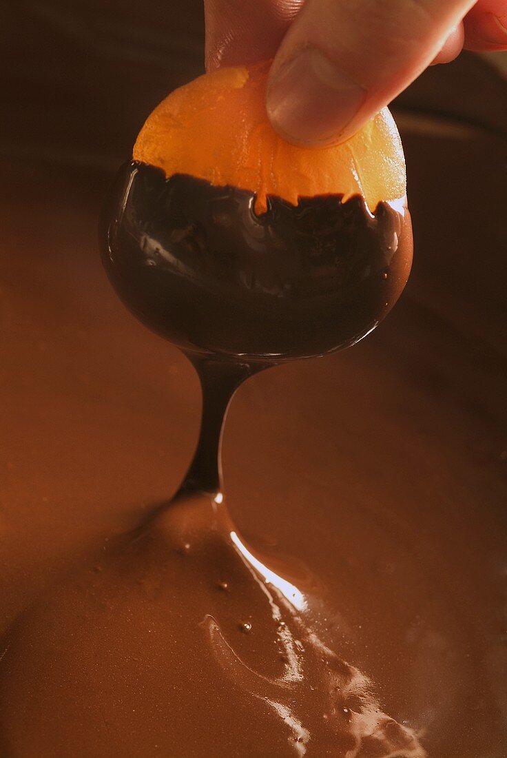 Getrocknete Aprikose in Schokoladensauce dippen