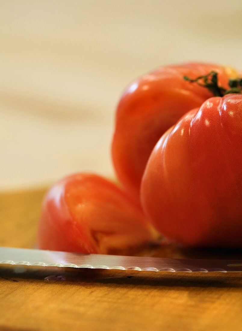 Tomate, angeschnitten