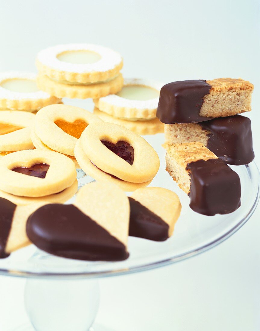 Verschiedene Plätzchen auf Kuchenplatte