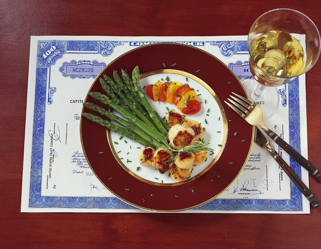 Gebratene Jakobsmuscheln mit Spargel und Glas Weißwein