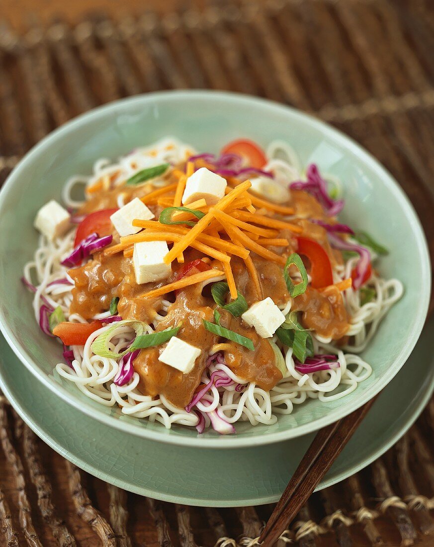 Nudeln mit Gemüse, Tofu und Erdnusssauce (Asien)